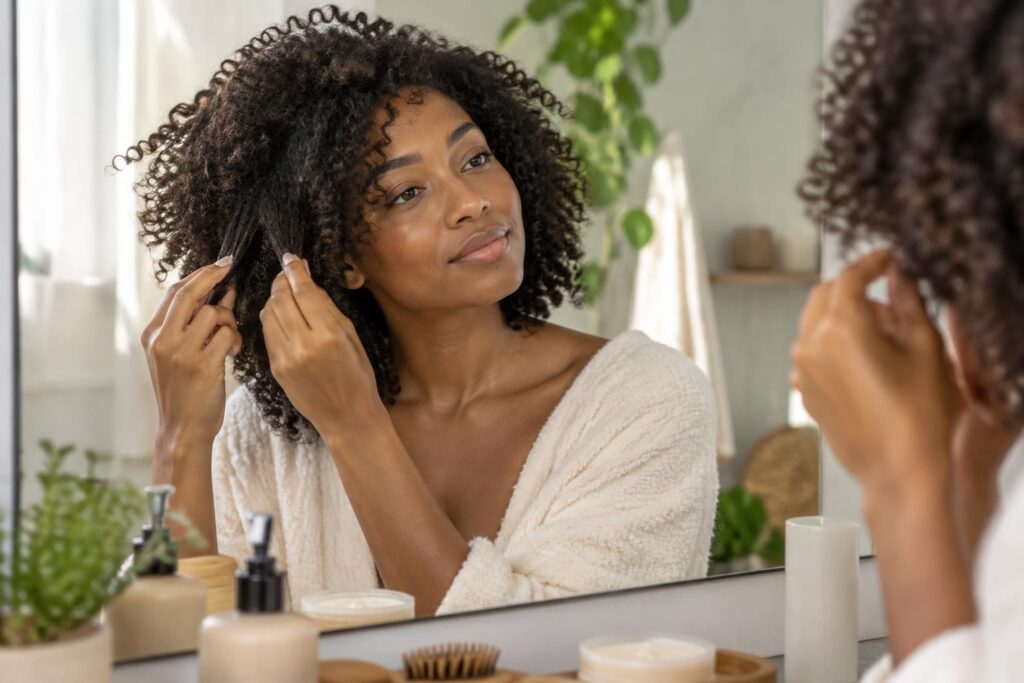 découvrez des astuces naturelles pour entretenir vos cheveux crépus, préserver l’hydratation et garder des boucles souples, fortes et en pleine santé.